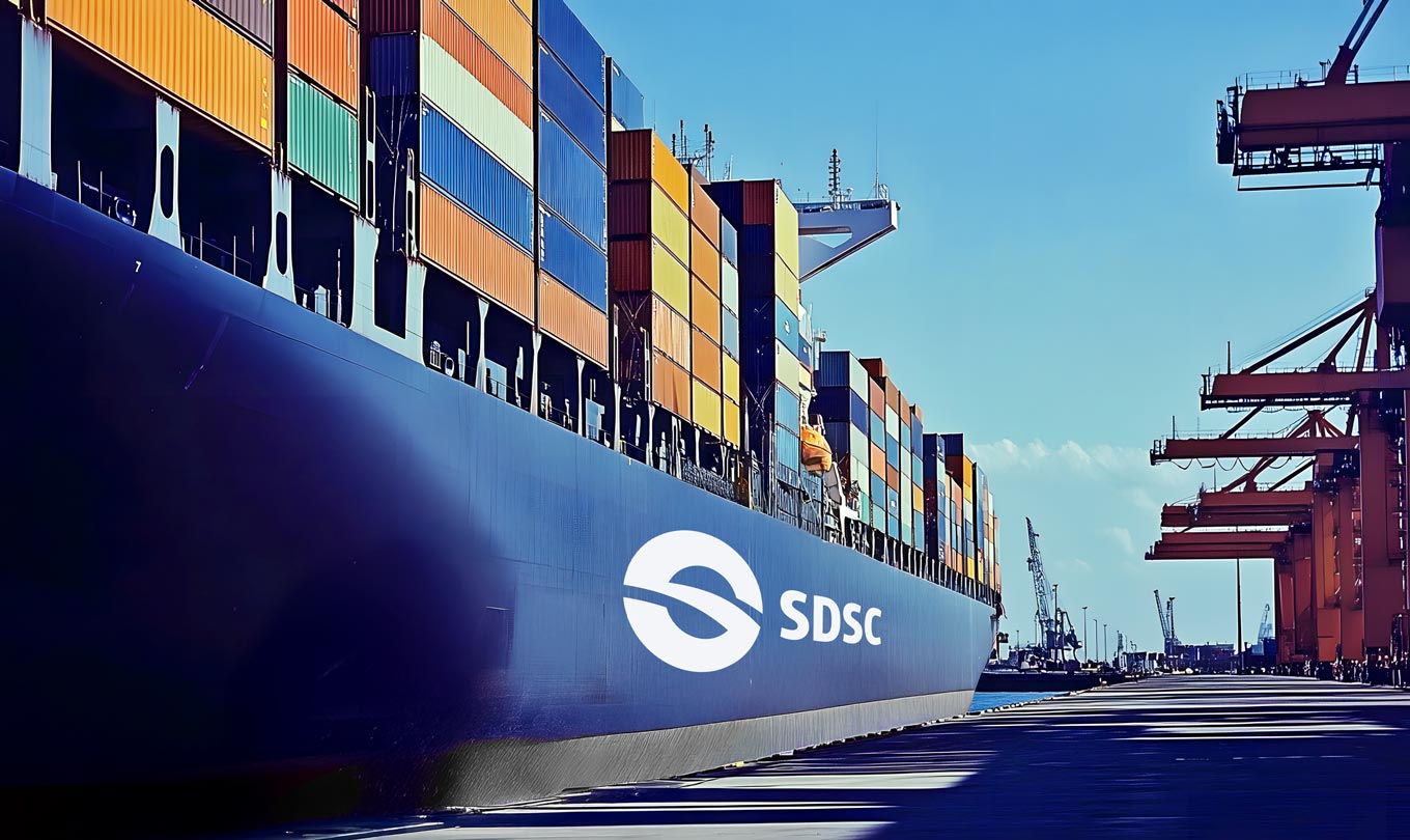 effiebv_15165_A_large_ship_with_containers_is_docked_at_the_por_5ea1bbe3-db06-420c-86ba-f6393346fbfe_upscayl_4x_realesrgan-x4plus.jpg
